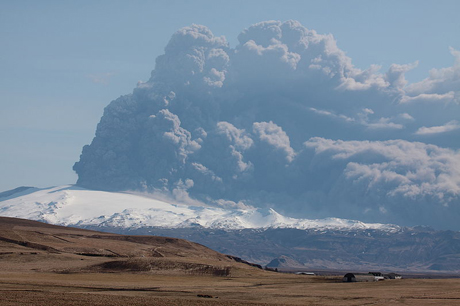 800px-Eyjafjallajokull_volcano_plume_2010_04_18_bröd