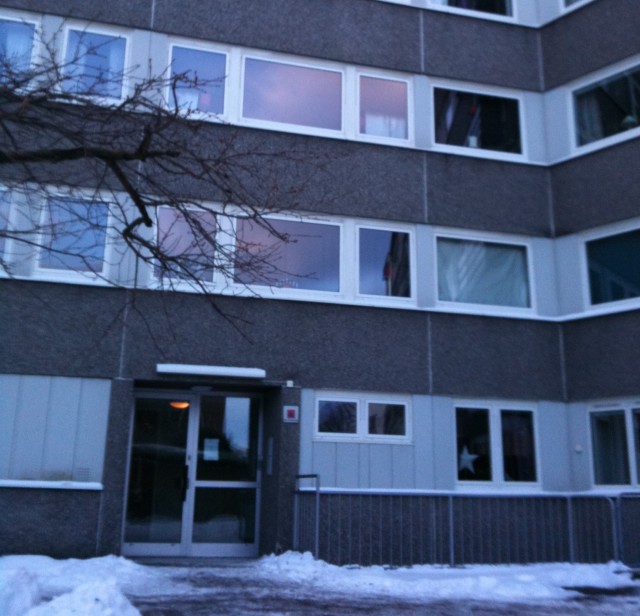 »Hvidtfeltsgatan 26 i Halmstad. Här bodde jag och två vänner i varsin etta på andra och tredje våningen 1997 till 1998. Fina tider«.