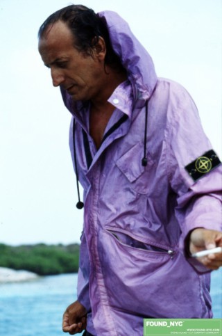 Massimo Osti på en privat bild, med en ny Stone Island Ice Jacket.