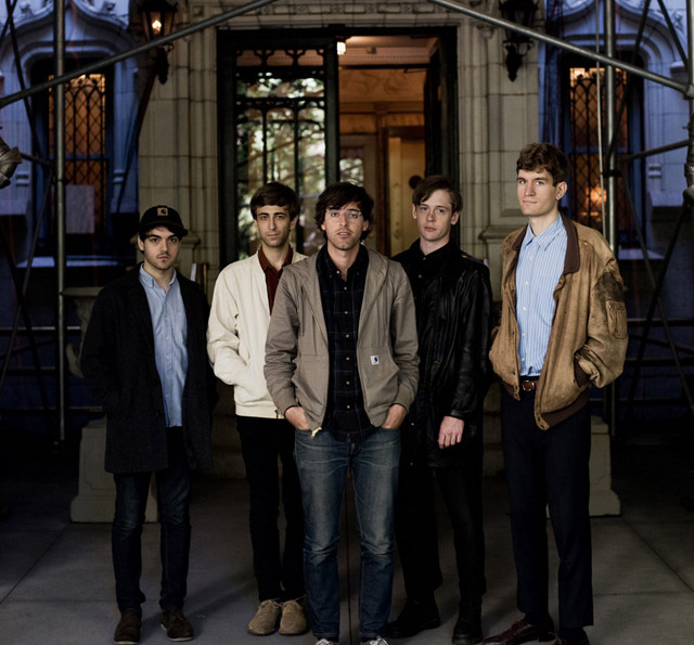 Matt Mondanile (i mitten), numera med band