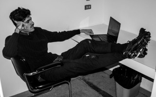 Lord RAJA/Chester Raj Anand i skapartagen framför laptopen.
