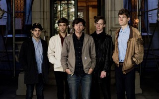 Matt Mondanile (i mitten), numera med band