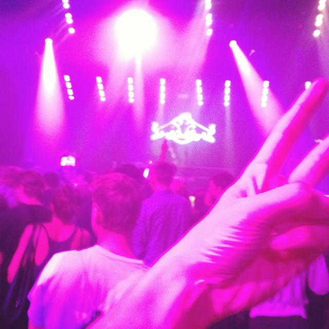 Huvuden, två seniga fingrar och DJ Rashad & DJ Spinn längst bort på scenen.